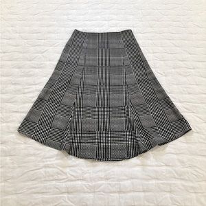 Club Monaco A-Line Midi Skirt in Houndstooth Print. Size 2